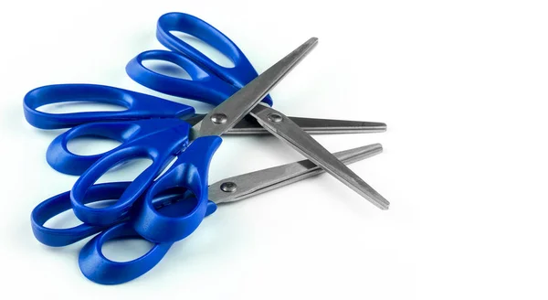 Zestaw nowych niebieskich nożyczek papierowych izolowanych na białym tle — Zdjęcie stockowe