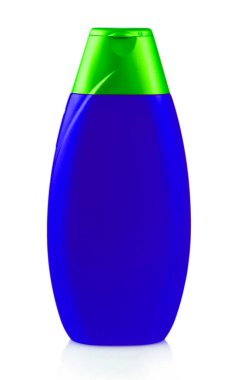 Kapatılmış boş sarı metal kutu beyaz arka planda izole edilmiş.