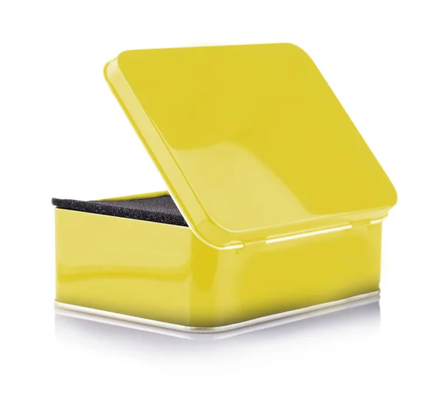 Fechado Caixa de metal amarelo vazio close-up isolado no fundo branco — Fotografia de Stock