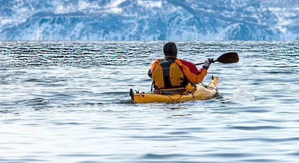 Caiaque em um barco no mar calmo na Península de Kamchatka — Fotografia de Stock