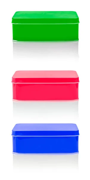 Закрытая металлическая коробка закрытого цвета с крупным планом на белом фоне — стоковое фото