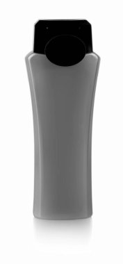 Beyaz arka planda duş jeli olan siyah plastik şişe.