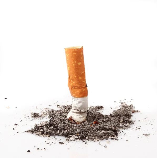 Cigarett i vit bakgrund — Stockfoto
