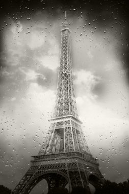 tour eiffel yağmur ile