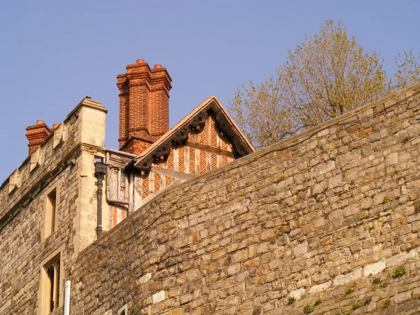 Wand, Dach und Schornstein im Windfang — Stockfoto