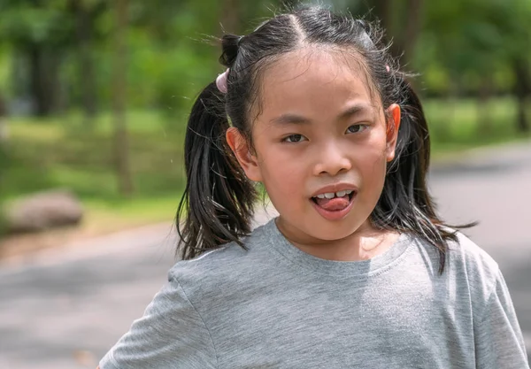 Retrato Menina Asiática Parque Muitos Suores Rosto Língua Para Mostrar — Fotografia de Stock