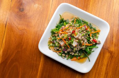 Yum Pak Khut veya Diplazium Ekşi ve baharatlı salata karışımı biber, limon, arpacık soğanı, havuç, kıyma ve biraz sos. Sağlıklı Tayland yemek menüsü. En üst görüntü.