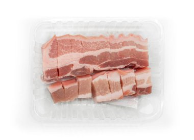 Üst kesim plastik pakette taze domuz göbeği ya da süpermarkette satılık tepsi, görüntüde çiğ domuz göbeği, etteki yağlı çizgi. Resim beyaz arkaplanda.