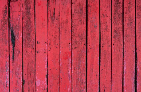 具有划伤和许多小损伤的红色旧木板的垂直图像 风化状态 文字和设计的空白空间 — 图库照片