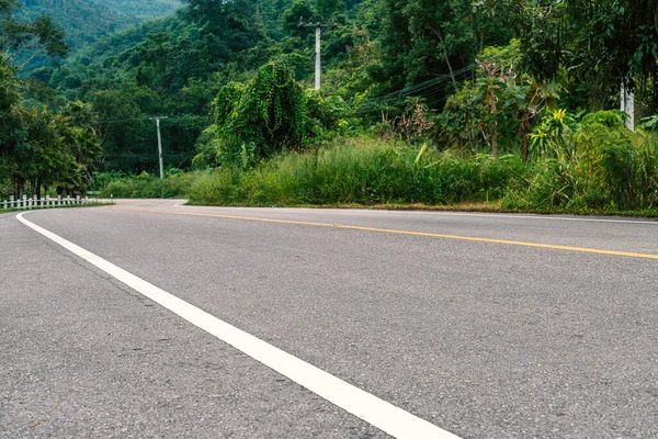 Tayland Iki Şerit Yol Yol Boyunca Eski Tarz Elektrik Direği — Stok fotoğraf