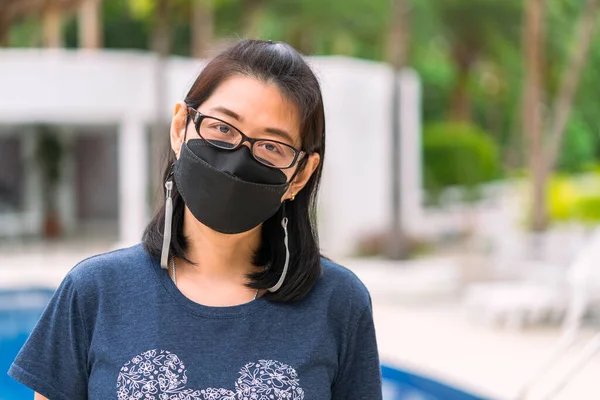 Retrato Asiático Meia Idade Mulher Vestindo Uma Máscara Facial Vestindo — Fotografia de Stock