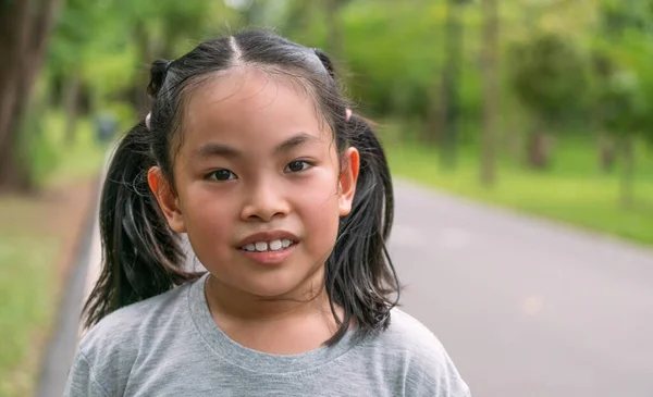 Potret Lucu Gadis Asia Taman Menutup Pada Wajah Tersenyum Beberapa — Stok Foto