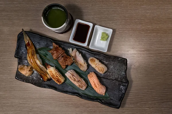 Imagine Top Sushi Grătar Placă Neagră Ceașcă Ceai Verde Varietate — Fotografie, imagine de stoc