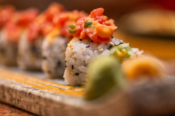 美しい石板にスパイシーな生マグロのマクロ寿司ロール 健康的な日本料理 選択された焦点 — ストック写真