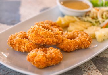 Bol yağda kızartılmış karidesli pasta, Tayland yemeği bol yağda kızartılmış karidesli kek ve erik sosu. Kızarmış karides keki..