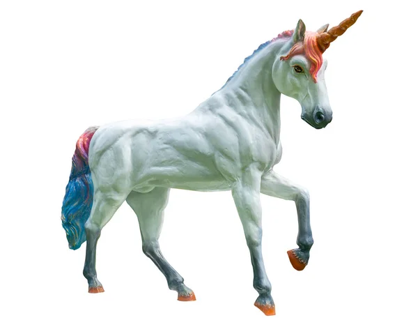 白色独角兽在白色背景上的独立雕塑 带有彩虹色的角 头发和尾巴的白色独角兽 花园装饰的独角兽 — 图库照片