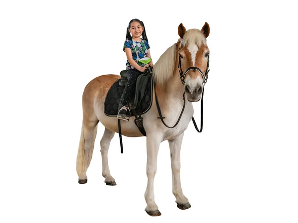 亚洲孩子正在摆脱马 站着别动 面罩挂在女孩的脖子上 马和孩子都在看着相机 白色背景上的孤立图像 — 图库照片