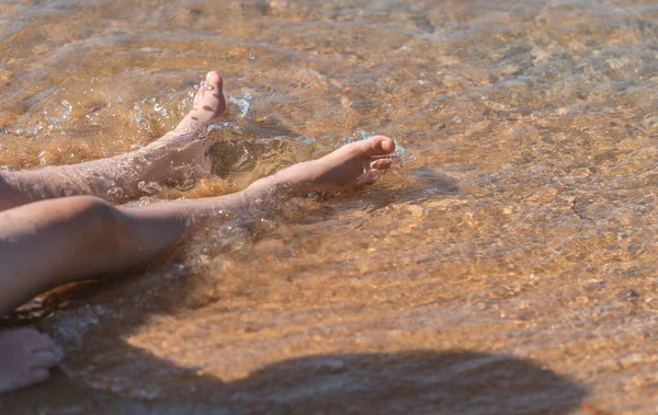 Feche Pernas Criança Relaxando Água Mar Praia Luz Dia Ensolarada — Fotografia de Stock