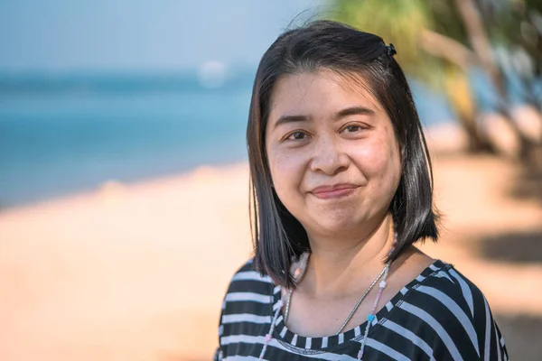 Портрет Азіатської Жінки Середнього Віку Пляжі Щасливе Обличчя Усміхненим Обличчям — стокове фото