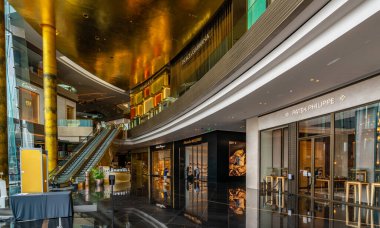 Bangkok, Tayland - 10 Mart 2022: Chao Phraya nehrinin lüks mağazası Icon Siyam 'ın güzel altın tavanı