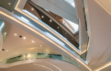 Bangkok, Tayland - 10 Mart 2022: Chao Phraya nehrinin lüks mağazası Icon Siyam 'daki güzel yapıya solucan bakışı.