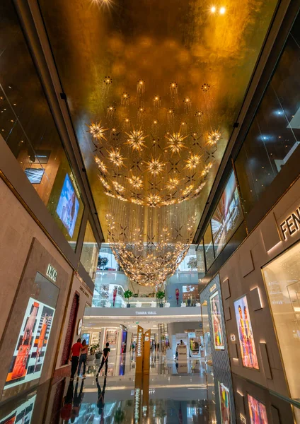泰国曼谷 2022年3月10日 Chao Phraya河奢侈品百货商店Icon Siam走廊美丽的照明和吊灯艺术 — 图库照片