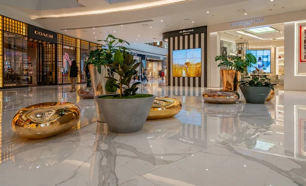泰国曼谷 2022年3月10日 Chao Phraya河奢侈品百货商店Icon Siam购物区为顾客提供漂亮的现代座椅和花盆设计 — 图库照片