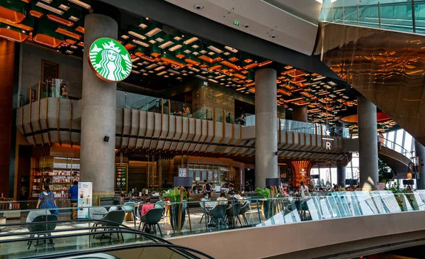 Μπανγκόκ Ταϊλάνδη Μαρτίου 2022 Όμορφη Ατμόσφαιρα Καφέ Starbucks Στο Icon — Φωτογραφία Αρχείου