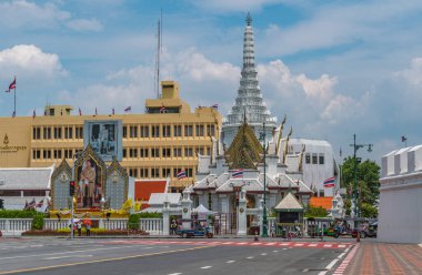 Bangkok, Tayland - 29 Mart 2022: Wat Phra Kaew ya da Wat Phra Rattana Satsadaram 'ın ön cephesinden Bangkok Şehri Sütun Tapınağı ya da Wat Lak Muang manzarası.