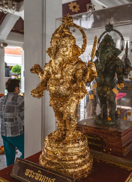 2022年3月29日 泰国曼谷 加内什郡充满了在曼谷圣坛祈祷的金箔 — 图库照片