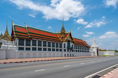 Bangkok, Tayland - 29 Mart 2022: Zümrüt Buda Tapınağı yakınlarındaki Büyük Saray 'ın güzel Tayland geleneksel mimarisi Suthai Sawan Prasat Taht Salonu.
