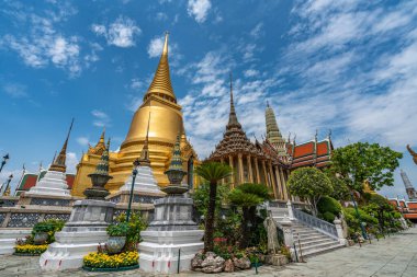 Bangkok, Tayland - 29 Mart 2022 Altın Pagoda manzarası ve Zümrüt Buda Tapınağı veya Wat Phra Kaew 'daki güzel bahçe süslemeleri olan diğer tarihi mabetler.