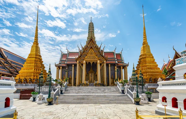 泰国曼谷 2022年3月29日 大殿翡翠佛寺中的Prasat Phra Dhepbidorn或The Royal Pantheon正面景观 — 图库照片