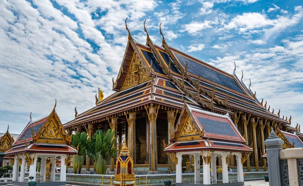Bangkok, Tayland - 29 Mart 2022: Ana Phra Ubosot ya da Zümrüt Buda 'nın Zümrüt Buda tapınağında ya da Büyük Saray' da Wat Phra Kaew 'da bulunduğu Şapel.