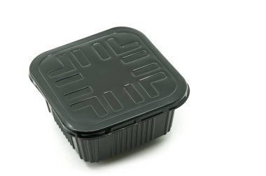 Beyaz arka planda yiyecek için izole edilmiş siyah plastik kutu veya konteynır, kapağı 45 derecelik açılı küp şeklinde yiyecek kutusu. Marka etiketi tasarımı için boş boşluk.