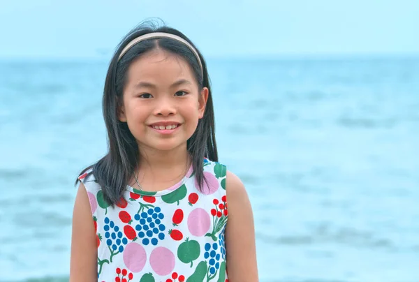 Porträtt Asiatisk Liten Flicka Leende Ansikte Svart Långt Hår Bakgrund — Stockfoto
