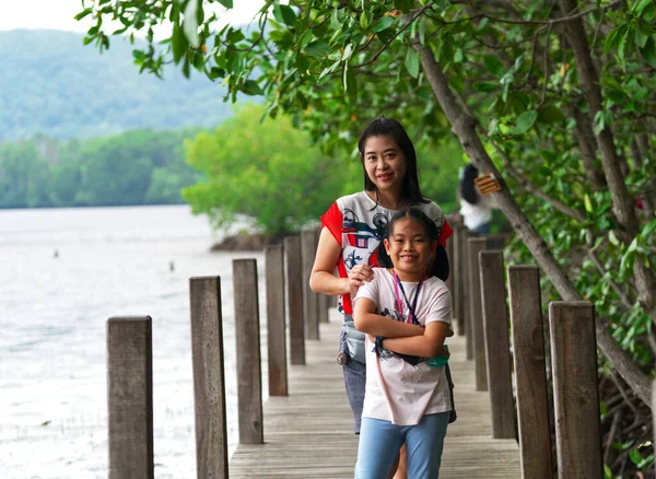 Portrait Asian Middle Aged Mother Small Daughter Stand Wooden Bridge — стоковое фото