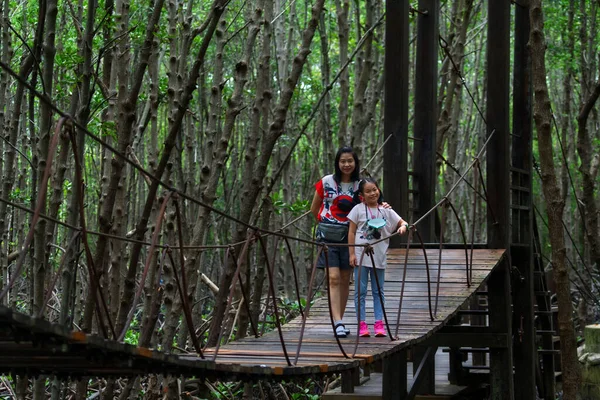 泰国昌塔布里Khung Kraben湾红树林的木桥上 站着亚洲中年母亲和小女儿的画像 旅行作为教育的概念 — 图库照片
