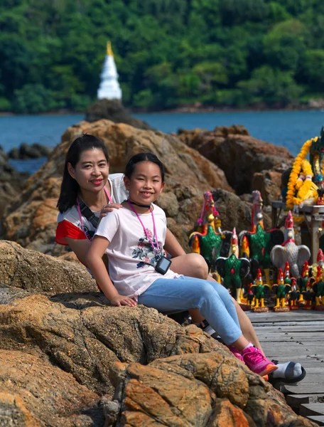 Туристы Азиатская Мать Маленькая Дочь Вместе Водной Пагоды Ban Hua — стоковое фото