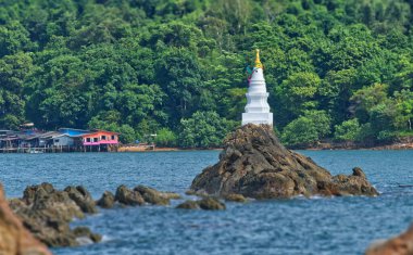 Chanthaburi, Tayland - 29 Nisan 2022: Eyaletin ünlü tarihi noktası Water Pagoda, Ban Hua Laem Fisherman 's Wharf yakınlarında yer almaktadır..