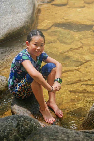 Азиатская Милая Девочка Сидит Большом Камне Пруда Водопада Рыбой Плавающей — стоковое фото