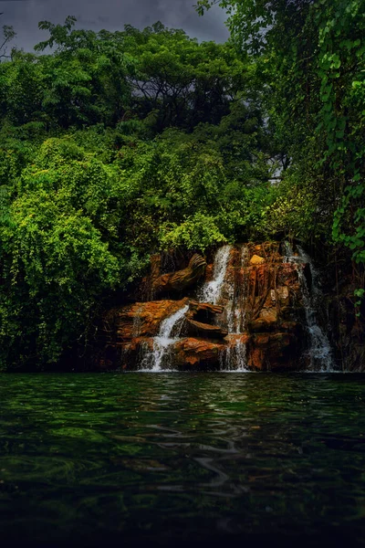 Bela Cachoeira Dramática Pequena Uma Grande Parte Lagoa Ondulação Superfície — Fotografia de Stock