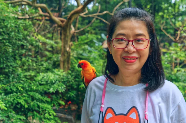 Donna Asiatica Mezza Età Con Uccello Pappagallo Sun Conure Sulla — Foto Stock