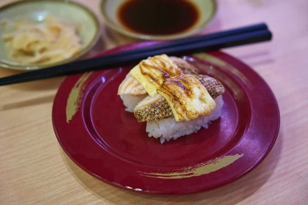 Sushi Burtă Somon Topping Brânză Grătar Sushi Japonez Farfurie Masa — Fotografie, imagine de stoc