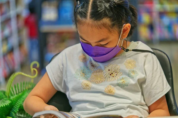 Menina Asiática Está Lendo Livro Uma Livraria Menina Está Usando — Fotografia de Stock