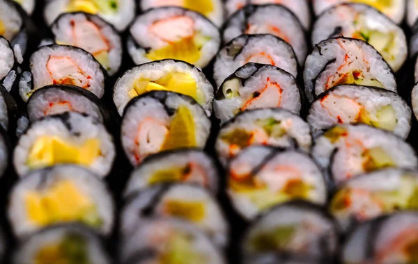 海苔の巻き寿司 巻き寿司の種類 寿司のフレームをいっぱいにする 前後にぼやけている 遠近法の眺め — ストック写真