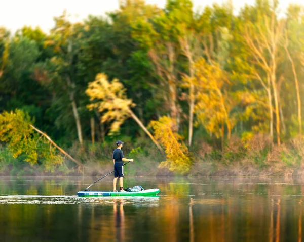 Чоловік Суп Плаває Вздовж Річки Восени Заході Сонця — стокове фото