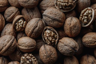 Kabuklu ve kabuksuz ceviz. Taze ceviz arkaplanı