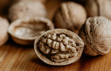 Tahta masadaki cevizler. Cevizli sağlıklı yemek.