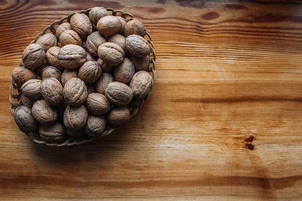 Rustik eski ahşap bir masa üzerinde bütün ceviz